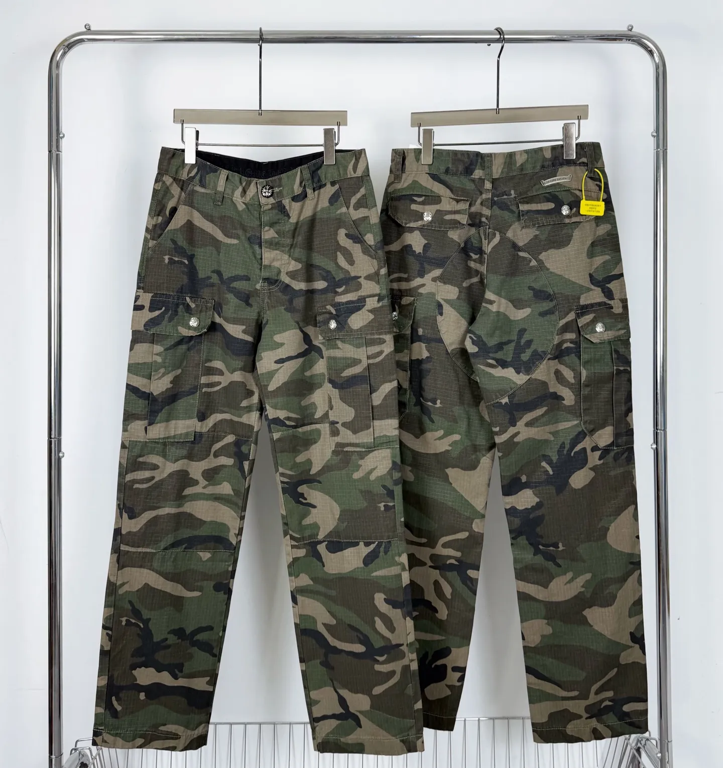 P260 Style number: H855 Chrome Hearts & Chrome Hearts new silver camouflage three-dimensional pocket overalls, original customized fabric, the same high-end simple and loose version as the Internet celebrity star, with multiple embroidered letter LOGO designs, very high-end and stylish! The fabric feels very comfortable, a super versatile and good-looking overalls Size: 28-30-32-34-36 Color: Camouflage